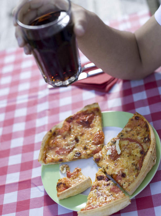 西方人,手,一个人,竖图,俯视,室外,特写,白天,烹饪,西餐,桌面,桌子,杯子,餐具,欧洲,欧洲人,仅一个男性,仅一个人,握,木制,布料,碟子,盘,料理,食品,披萨,匹萨,饮品,拿,布纹,拿着,菜肴,美食,可乐,玻璃制品,桌布,食物,饮料,仅一个年轻男性,盘子,餐巾,木制品,水杯,碟,台布,快餐,手部,西式,握着,佳肴,单手,比萨,可口,西式快餐,垃圾食品,意大利薄饼,适口,男人,男性,年轻男性,白种人,玻璃杯,半身,彩图,高角度拍摄