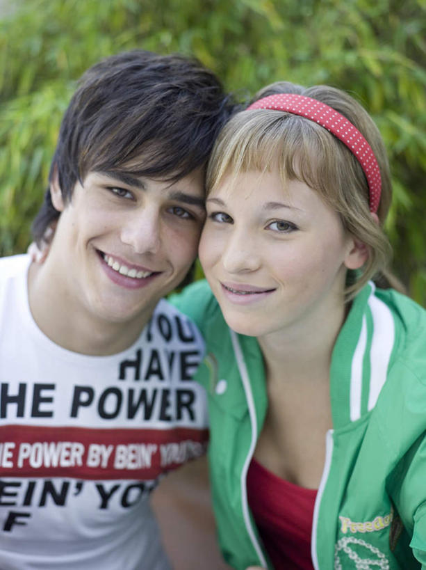 西方人,两个人,站,抱,笑,微笑,露齿笑,竖图,室外,白天,正面,爱情,森林,树林,植物,欧洲,欧洲人,服装,装饰,浪漫,注视,休闲装,树,树木,衣服,绿色,自然,发箍,发饰,饰品,观察,看,站着,休闲,温暖,温馨,休闲服,恩爱,恋人,服饰,生长,成长,头箍,抱着,观看,和睦,察看,搂着,关注,发卡,配饰,男人,男性,年轻男性,年轻女性,女人,女性,白种人,情侣,怀抱,搂,搂抱,相抱,拥抱,站立,半身,彩图,伴侣,融洽