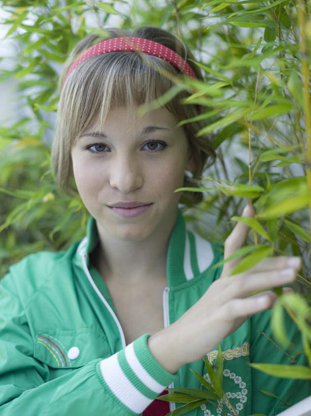 西方人,一个人,站,笑,摸,微笑,竖图,室外,白天,正面,植物,欧洲,欧洲人,仅一个年轻女性,仅一个女性,仅一个人,抚摸,服装,装饰,注视,休闲装,树,树木,衣服,绿色,自然,发箍,发饰,饰品,观察,看,站着,休闲,休闲服,服饰,生长,成长,头箍,观看,察看,关注,发卡,配饰,年轻女性,女人,女性,白种人,触摸,接触,站立,半身,彩图