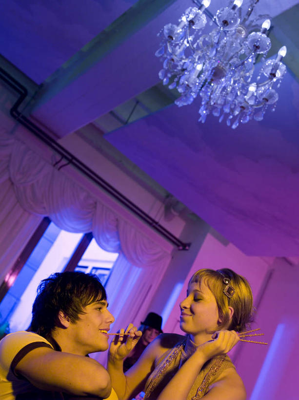 西方人,两个人,笑,微笑,露齿笑,竖图,室内,夜晚,仰视,爱情,聚会,奢侈,跳舞,夜生活,照明,欧洲,欧洲人,服装,灯光,浪漫,注视,休闲装,娱乐,吊灯,相视,灯,衣服,灯具,观察,看,休闲,温暖,温馨,面对面,休闲服,恩爱,放松,恋人,服饰,观看,夜店,对视,照亮,和睦,察看,互视,照明设备,关注,相对,夜总会,舞姿,相看,男人,男性,年轻男性,年轻女性,女人,女性,白种人,情侣,半身,彩图,低角度拍摄,舞蹈,伴侣,融洽