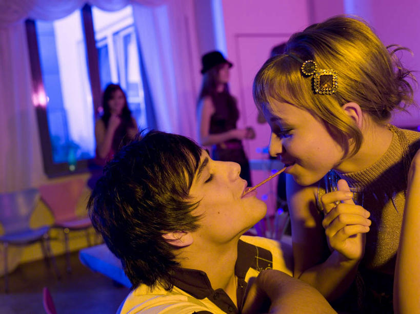 西方人,四个人,伙伴,朋友,站,闭眼,笑,微笑,横图,室内,夜晚,侧面,爱情,聚会,奢侈,夜生活,友谊,窗户,欧洲,欧洲人,服装,墙,浪漫,休闲装,娱乐,玻璃窗,相视,墙壁,墙面,衣服,站着,休闲,温暖,温馨,面对面,休闲服,恩爱,放松,恋人,服饰,夜店,对视,和睦,互视,相对,夜总会,相看,友情,男人,男性,年轻男性,年轻女性,女人,女性,白种人,情侣,闭眼睛,闭着眼,闭着眼睛,站立,半身,彩图,伴侣,融洽