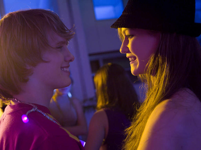 西方人,四个人,伙伴,朋友,站,笑,微笑,露齿笑,横图,室内,夜晚,侧面,爱情,聚会,奢侈,夜生活,友谊,帽子,欧洲,欧洲人,服装,浪漫,注视,休闲装,娱乐,运动帽,相视,衣服,观察,看,站着,休闲,温暖,温馨,面对面,休闲服,鸭舌帽,恩爱,放松,恋人,服饰,观看,夜店,对视,和睦,察看,互视,关注,相对,夜总会,相看,友情,男人,男性,年轻男性,年轻女性,女人,女性,白种人,情侣,站立,半身,彩图,伴侣,融洽