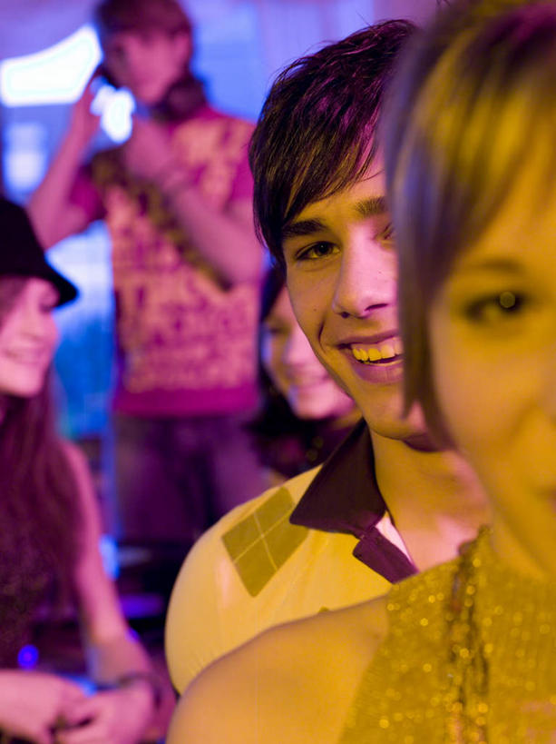 西方人,伙伴,朋友,站,坐,笑,微笑,露齿笑,竖图,室内,夜晚,正面,爱情,聚会,奢侈,夜生活,友谊,帽子,欧洲,欧洲人,五个人,服装,许多人,浪漫,注视,休闲装,娱乐,运动帽,衣服,观察,看,站着,一群人,休闲,温暖,温馨,休闲服,鸭舌帽,恩爱,放松,恋人,服饰,观看,夜店,和睦,察看,关注,夜总会,友情,男人,男性,年轻男性,年轻女性,女人,女性,白种人,情侣,站立,坐着,半身,彩图,伴侣,融洽