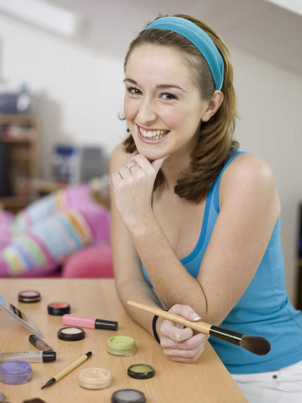 西方人,一个人,坐,笑,微笑,露齿笑,竖图,室内,白天,侧面,化妆,美容,桌面,桌子,欧洲,欧洲人,仅一个年轻女性,仅一个女性,仅一个人,撑,护肤,握,服装,朦胧,模糊,装饰,美白,木制,拿,拿着,托腮,注视,休闲装,衣服,发箍,发饰,化妆品,化妆刷,木制品,饰品,刷子,观察,看,清洁,托,保养,享受,休闲,休闲服,放松,去角质,握着,保健,服饰,头箍,观看,保湿,察看,滋润,美容工具,护肤品,化妆用品,关注,去死皮,托下巴,舒缓,发卡,配饰,养颜,彩妆刷,化妆工具,蜜粉刷,去污,控油,紧肤,嫩肤,祛痘,去痘,祛角质,抗衰,再生,增白,补水,祛斑,抗皱,防皱,除皱,去皱,年轻女性,女人,女性,白种人,坐着,半身,彩图