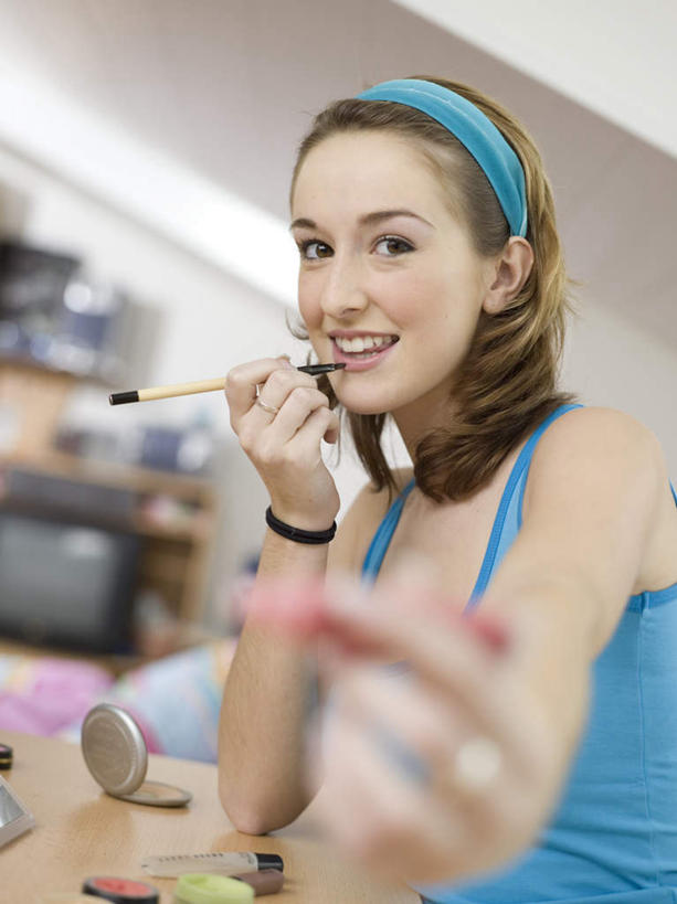 西方人,一个人,坐,笑,微笑,露齿笑,竖图,室内,白天,侧面,化妆,美容,桌面,桌子,欧洲,欧洲人,仅一个年轻女性,仅一个女性,仅一个人,护肤,握,服装,朦胧,模糊,装饰,美白,木制,拿,拿着,注视,休闲装,衣服,发箍,发饰,化妆品,化妆刷,木制品,饰品,刷子,观察,看,清洁,保养,享受,休闲,休闲服,放松,去角质,握着,保健,服饰,头箍,观看,保湿,察看,滋润,美容工具,护肤品,化妆用品,关注,去死皮,舒缓,发卡,配饰,养颜,彩妆刷,化妆工具,蜜粉刷,去污,控油,紧肤,嫩肤,祛痘,去痘,祛角质,抗衰,再生,增白,补水,祛斑,抗皱,防皱,除皱,去皱,年轻女性,女人,女性,白种人,坐着,半身,彩图