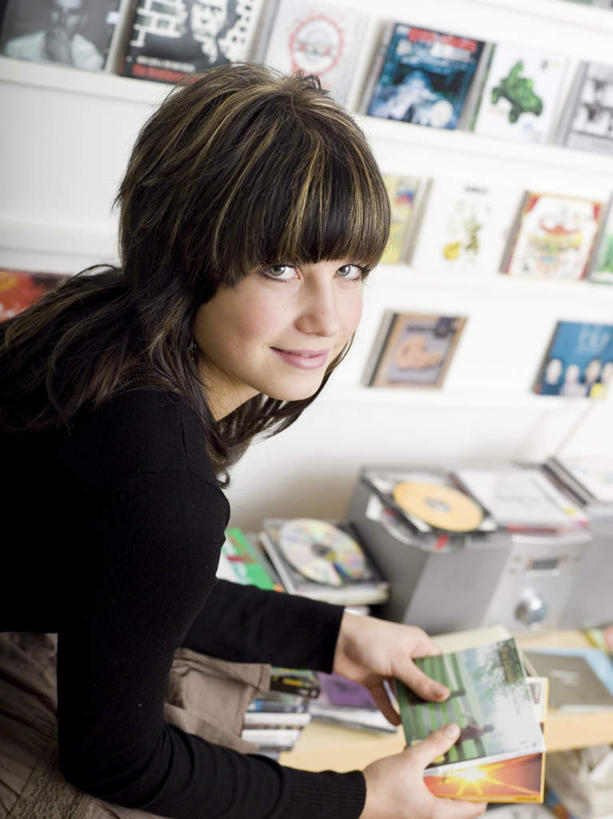 西方人,一个人,坐,笑,微笑,竖图,室内,白天,侧面,数据,桌面,桌子,欧洲,欧洲人,仅一个年轻女性,仅一个女性,仅一个人,一排,握,服装,整齐,并列,并排,信息,木制,光盘,光碟,拿,拿着,扭头,注视,休闲装,存储介质,排列,衣服,木制品,观察,看,转头,休闲,休闲服,握着,服饰,观看,碟片,存储,察看,队列,关注,平行,年轻女性,女人,女性,白种人,坐着,半身,彩图