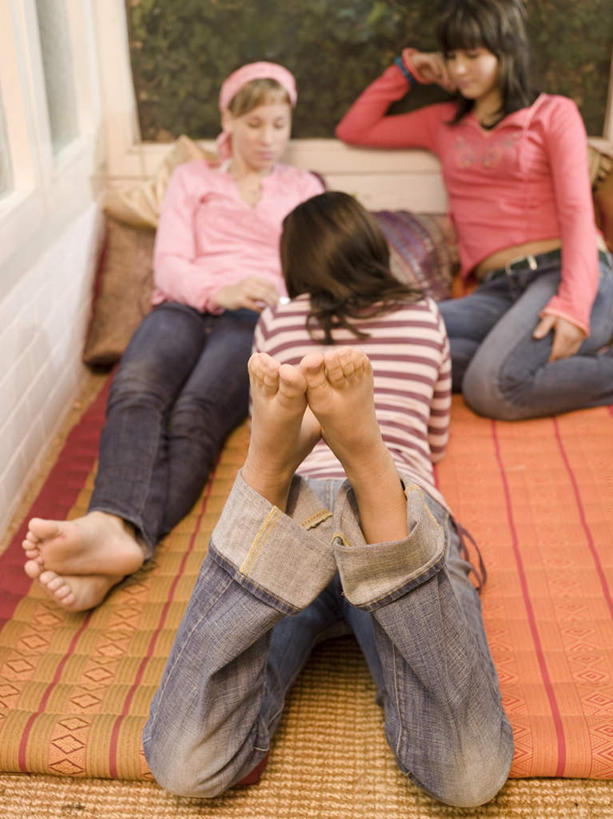 西方人,三个人,伙伴,朋友,客厅,坐,说,竖图,俯视,室内,白天,讨论,友谊,植物,窗户,地毯,靠垫,欧洲,欧洲人,撑,服装,装饰,编织,手工艺品,靠枕,织物,托腮,注视,休闲装,玻璃窗,树,树木,衣服,绿色,自然,工艺品,抱枕,枕头,观察,看,趴着,托,休闲,休闲服,服饰,生长,成长,观看,华丽,修饰,点缀,察看,起居室,关注,托下巴,衬托,美观,雅致,雅观,客堂,交流,友情,年轻女性,女人,女性,白种人,沟通,讲话,交谈,趴,商讨,说话,谈话,坐着,半身,彩图,高角度拍摄