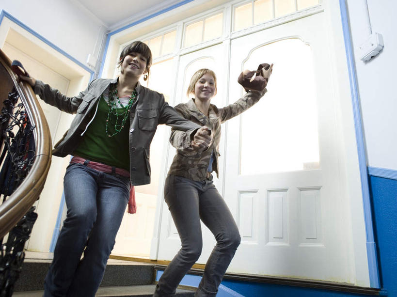 西方人,两个人,伙伴,朋友,栏杆,举,握手,笑,微笑,露齿笑,横图,室内,白天,仰视,友谊,楼梯,欧洲,欧洲人,握,服装,扶手,阶梯,墙,拿,拿着,注视,休闲装,护栏,墙壁,墙面,台阶,衣服,观察,看,托,休闲,休闲服,握着,服饰,观看,察看,关注,友情,年轻女性,女人,女性,白种人,搀手,举起,举手,举着,拉手,手搀手,手拉手,手牵手,手握手,向上举,向上伸,向上托,半身,彩图,低角度拍摄