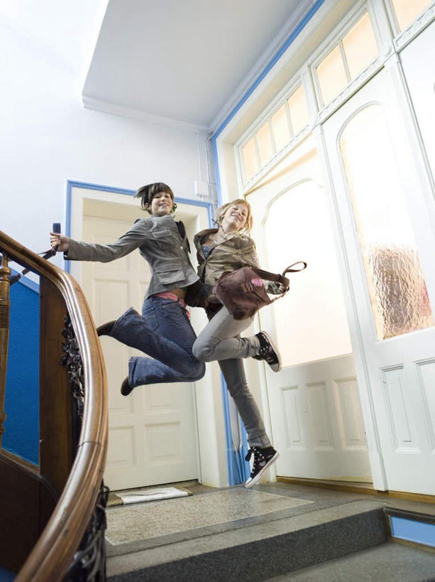 西方人,两个人,伙伴,朋友,栏杆,跳,笑,微笑,露齿笑,竖图,室内,白天,仰视,友谊,楼梯,欧洲,欧洲人,服装,裤子,扶手,阶梯,墙,半空,注视,牛仔裤,休闲装,护栏,墙壁,墙面,台阶,衣服,观察,看,休闲,休闲服,服饰,观看,察看,关注,友情,年轻女性,女人,女性,白种人,跳跃,彩图,低角度拍摄,全身