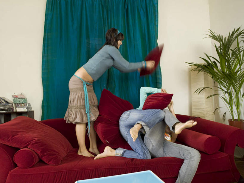 西方人,三个人,伙伴,朋友,客厅,站,笑,微笑,露齿笑,横图,室内,白天,正面,游戏,友谊,植物,窗帘,靠垫,沙发,叶子,欧洲,欧洲人,服装,装饰,盆栽,墙,绿叶,靠枕,盆景,玩,注视,休闲装,娱乐,墙壁,墙面,衣服,红色,绿色,自然,帘子,抱枕,枕头,观察,看,站着,休闲,休闲服,嫩叶,遮阳,服饰,生长,成长,观看,活动,华丽,修饰,点缀,察看,起居室,发泄,关注,消遣,智力,布艺沙发,宣泄,衬托,美观,雅致,雅观,客堂,友情,年轻女性,女人,女性,白种人,叶,叶片,玩耍,嬉戏,站立,彩图,全身