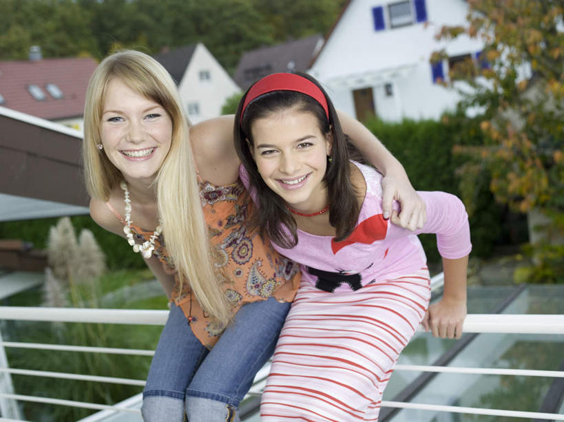 西方人,两个人,伙伴,朋友,家,栏杆,露台,坐,抱,笑,微笑,露齿笑,横图,室外,白天,正面,友谊,植物,别墅,阳台,项链,欧洲,欧洲人,服装,装饰,房屋,屋子,公寓,围栏,注视,休闲装,洋房,护栏,楼房,住宅,装饰品,树,树木,衣服,绿色,自然,发箍,发饰,饰品,首饰,观察,看,休闲,休闲服,服饰,生长,成长,头箍,抱着,观看,察看,搂着,关注,发卡,配饰,友情,年轻女性,女人,女性,白种人,怀抱,搂,搂抱,相抱,拥抱,坐着,彩图,全身,房子,露天阳台