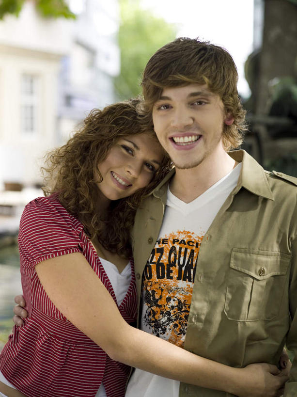 西方人,两个人,家,站,抱,笑,微笑,露齿笑,竖图,室外,白天,正面,爱情,植物,欧洲,欧洲人,服装,朦胧,模糊,房屋,屋子,公寓,浪漫,注视,休闲装,洋房,楼房,住宅,树,树木,衣服,绿色,自然,观察,看,站着,休闲,温暖,温馨,休闲服,恩爱,恋人,服饰,生长,成长,抱着,观看,和睦,察看,搂着,关注,男人,男性,年轻男性,年轻女性,女人,女性,白种人,情侣,怀抱,搂,搂抱,相抱,拥抱,站立,半身,彩图,房子,伴侣,融洽