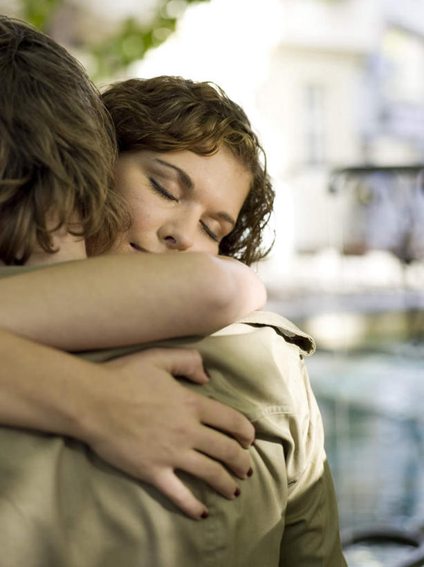 西方人,背部,两个人,站,闭眼,抱,竖图,室外,白天,正面,爱情,植物,欧洲,欧洲人,阴影,服装,朦胧,模糊,光线,影子,浪漫,休闲装,树,树木,衣服,绿色,阳光,自然,站着,休闲,温暖,温馨,休闲服,恩爱,恋人,服饰,生长,成长,抱着,和睦,搂着,男人,男性,年轻男性,年轻女性,女人,女性,白种人,情侣,闭眼睛,闭着眼,闭着眼睛,怀抱,搂,搂抱,相抱,拥抱,站立,半身,彩图,伴侣,融洽