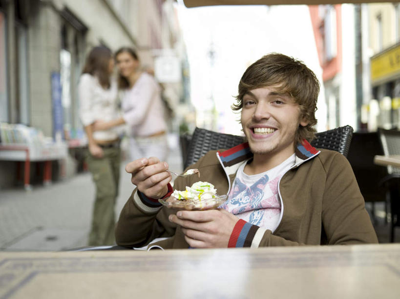 西方人,三个人,伙伴,朋友,商店,站,坐,笑,微笑,露齿笑,横图,室外,白天,正面,爱情,购物,友谊,消费,超市,商场,椅子,欧洲,欧洲人,握,服装,朦胧,模糊,勺子,冰激凌,浪漫,清凉,拿,拿着,注视,休闲装,衣服,调羹,汤匙,冷饮,观察,看,站着,休闲,舒服,温暖,温馨,休闲服,冰淇淋,恩爱,握着,金融,恋人,百货,服饰,观看,解暑,和睦,察看,关注,解渴,雪糕,选购,贸易,百货公司,舒爽,血拼,冰糕,消暑,友情,男人,男性,年轻男性,年轻女性,女人,女性,白种人,情侣,站立,坐着,半身,彩图,购物商场,购物中心,商业中心,伴侣,融洽