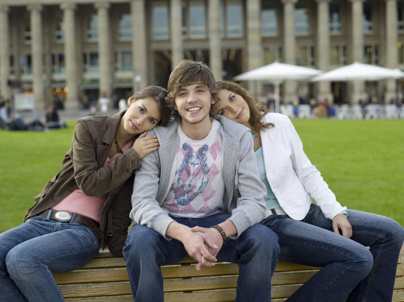 西方人,三个人,伙伴,朋友,高楼大厦,坐,抱,笑,微笑,露齿笑,横图,室外,白天,正面,爱情,旅游,度假,友谊,办公楼,草地,草坪,植物,标志建筑,大厦,地标,建筑,摩天大楼,写字楼,椅子,德国,欧洲,欧洲人,服装,伞,雨伞,遮阳伞,木椅,浪漫,注视,休闲装,娱乐,阳伞,建设,草,衣服,绿色,楼宇,观察,看,靠,靠着,倚靠,享受,休闲,温暖,温馨,休闲服,旅游胜地,商务楼,恩爱,放松,恋人,服饰,抱着,观看,和睦,察看,太阳伞,搂着,倚着,西欧,关注,斯图加特,德意志联邦共和国,州府,巴登.符腾堡,巴登.符腾堡州,巴符州,友情,男人,男性,年轻男性,年轻女性,女人,女性,白种人,情侣,怀抱,搂,搂抱,相抱,拥抱,坐着,半身,彩图,大楼,高层建筑,高楼,摩天楼,伴侣,融洽