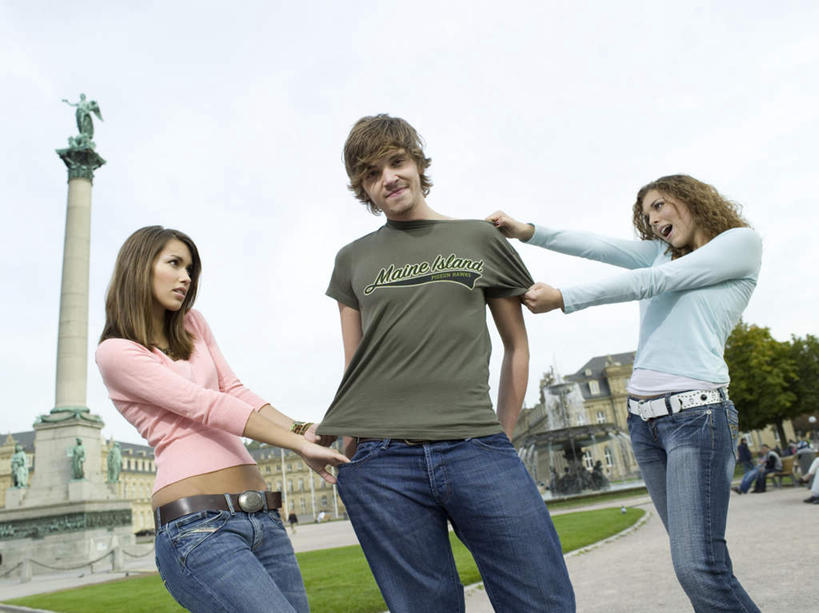 西方人,三个人,伙伴,朋友,站,拉,横图,室外,白天,仰视,爱情,旅游,度假,友谊,草地,草坪,植物,标志建筑,道路,地标,建筑,路,雕塑,德国,欧洲,欧洲人,阴影,服装,生气,艺术,装饰,光线,雕刻,雕像,影子,小路,交通,浪漫,注视,休闲装,娱乐,建设,草,衣服,蓝色,绿色,蓝天,天空,阳光,工艺品,天,观察,看,站着,享受,休闲,温暖,温馨,休闲服,旅游胜地,恩爱,放松,愤怒,恋人,服饰,晴朗,观看,纪念,恼怒,美术,和睦,察看,愤慨,怒气,气愤,西欧,发怒,关注,怒火,主题,情绪,脾气,陈列,斯图加特,万里无云,德意志联邦共和国,忿怒,怨恨,强烈,功能,美学,州府,巴登.符腾堡,巴登.符腾堡州,巴符州,气忿,愤恨,肝火,激动,友情,男人,男性,年轻男性,年轻女性,女人,女性,白种人,情侣,晴空,晴空万里,站立,半身,彩图,低角度拍摄,伴侣,融洽