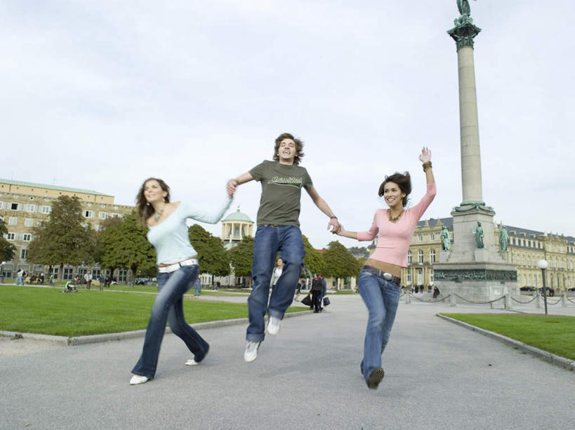 西方人,三个人,伙伴,朋友,跑,举,握手,横图,室外,白天,正面,爱情,锻炼,旅游,度假,友谊,运动,草地,草坪,植物,标志建筑,道路,地标,建筑,路,雕塑,德国,欧洲,欧洲人,阴影,服装,艺术,装饰,光线,雕刻,雕像,影子,小路,交通,浪漫,注视,休闲装,娱乐,建设,草,衣服,蓝色,绿色,蓝天,天空,阳光,工艺品,天,观察,看,托,享受,休闲,温暖,温馨,休闲服,旅游胜地,恩爱,放松,恋人,服饰,晴朗,观看,纪念,美术,和睦,察看,西欧,关注,主题,陈列,斯图加特,万里无云,德意志联邦共和国,功能,美学,州府,巴登.符腾堡,巴登.符腾堡州,巴符州,体育,友情,男人,男性,年轻男性,年轻女性,女人,女性,白种人,情侣,晴空,晴空万里,搀手,举起,举手,举着,拉手,跑步,手搀手,手拉手,手牵手,手握手,向上举,向上伸,向上托,彩图,全身,健身,伴侣,融洽