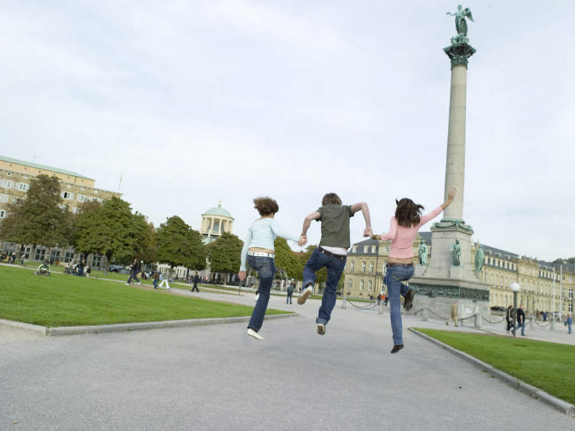 西方人,三个人,伙伴,朋友,跑,举,握手,横图,室外,白天,爱情,锻炼,旅游,度假,友谊,运动,草地,草坪,植物,标志建筑,道路,地标,建筑,路,雕塑,德国,欧洲,欧洲人,阴影,服装,艺术,装饰,光线,雕刻,雕像,影子,小路,交通,浪漫,注视,休闲装,娱乐,建设,草,背面,衣服,蓝色,绿色,蓝天,天空,阳光,工艺品,天,观察,看,托,享受,休闲,温暖,温馨,休闲服,旅游胜地,恩爱,放松,恋人,服饰,晴朗,观看,纪念,美术,和睦,察看,西欧,关注,主题,陈列,斯图加特,万里无云,德意志联邦共和国,功能,美学,州府,巴登.符腾堡,巴登.符腾堡州,巴符州,体育,友情,男人,男性,年轻男性,年轻女性,女人,女性,白种人,情侣,晴空,晴空万里,搀手,举起,举手,举着,拉手,跑步,手搀手,手拉手,手牵手,手握手,向上举,向上伸,向上托,彩图,全身,健身,伴侣,融洽