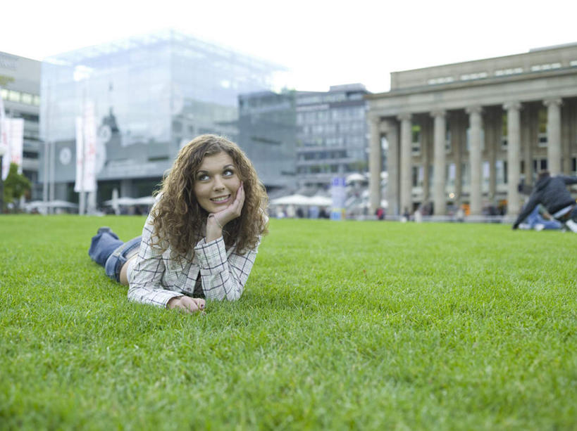 西方人,一个人,高楼大厦,笑,微笑,露齿笑,横图,室外,白天,正面,旅游,度假,办公楼,草地,草坪,植物,标志建筑,大厦,地标,建筑,摩天大楼,写字楼,德国,欧洲,欧洲人,仅一个年轻女性,仅一个女性,仅一个人,撑,服装,托腮,注视,休闲装,娱乐,建设,草,衣服,绿色,楼宇,观察,看,趴着,托,享受,休闲,休闲服,旅游胜地,商务楼,放松,服饰,观看,察看,西欧,关注,托下巴,斯图加特,德意志联邦共和国,州府,巴登.符腾堡,巴登.符腾堡州,巴符州,年轻女性,女人,女性,白种人,趴,彩图,全身,大楼,高层建筑,高楼,摩天楼