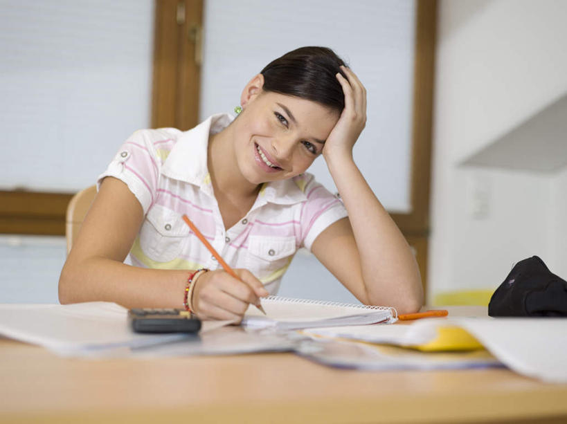 西方人,一个人,坐,笑,微笑,露齿笑,横图,室内,白天,正面,看书,阅读,计算器,桌面,桌子,书籍,欧洲,欧洲人,仅一个年轻女性,仅一个女性,仅一个人,撑,学习,服装,计算,科学,木制,笔,办公用品,托腮,注视,休闲装,文具,衣服,木制品,铅笔,学习用品,书本,观察,看,托,休闲,休闲服,读书,浏览,理财,财务,服饰,观看,文具用品,察看,关注,数学,托下巴,年轻女性,女人,女性,白种人,书,图书,坐着,半身,彩图