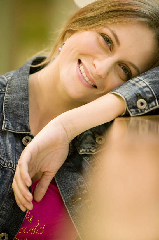 西方人,脸,头,脸颊,手,一个人,笑,微笑,露齿笑,竖图,室外,特写,白天,正面,欧洲,欧洲人,仅一个年轻女性,仅一个女性,仅一个人,服装,朦胧,模糊,依偎,注视,休闲装,衣服,观察,看,靠,靠着,倚靠,休闲,手部,休闲服,服饰,观看,单手,察看,倚着,关注,依附,依赖,投靠,年轻女性,女人,女性,白种人,头部,脸部,脸蛋,面部,半身,彩图