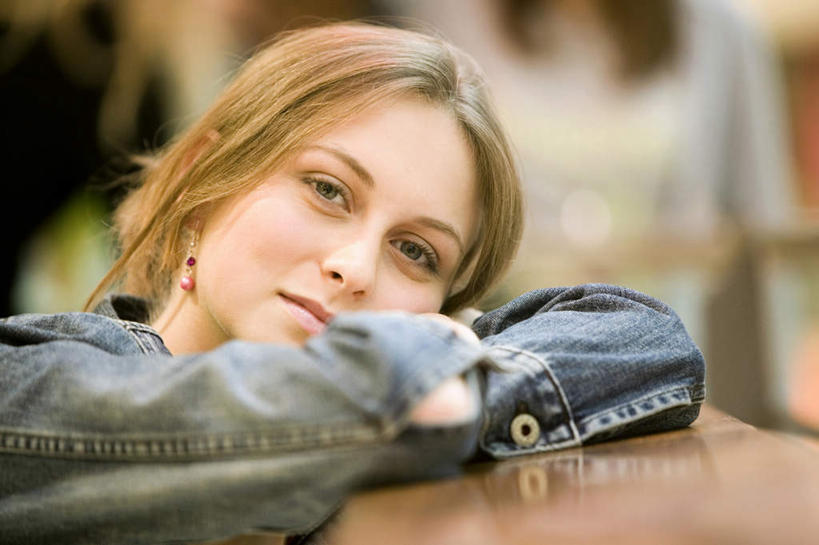 西方人,脸,头,脸颊,一个人,笑,微笑,露齿笑,竖图,室外,特写,白天,正面,欧洲,欧洲人,仅一个年轻女性,仅一个女性,仅一个人,服装,朦胧,模糊,依偎,注视,休闲装,装饰品,衣服,耳环,饰品,首饰,观察,看,靠,靠着,趴着,倚靠,休闲,休闲服,服饰,观看,察看,倚着,关注,依附,依赖,投靠,耳饰,年轻女性,女人,女性,白种人,头部,脸部,脸蛋,面部,趴,半身,彩图