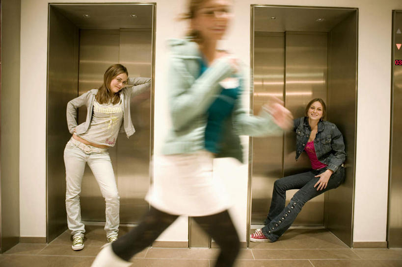 西方人,三个人,伙伴,朋友,坐,跑,笑,微笑,露齿笑,横图,室内,白天,正面,锻炼,友谊,运动,电梯,欧洲,欧洲人,服装,朦胧,模糊,墙,运输工具,注视,休闲装,墙壁,墙面,衣服,观察,看,休闲,休闲服,服饰,升降梯,观看,察看,关注,体育,友情,年轻女性,女人,女性,白种人,跑步,坐着,半身,彩图,健身,升降设备