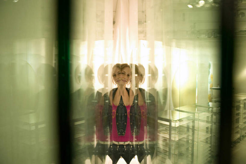 西方人,一个人,站,横图,室内,白天,正面,窗户,欧洲,欧洲人,仅一个年轻女性,仅一个女性,仅一个人,服装,朦胧,模糊,注视,休闲装,玻璃窗,衣服,观察,看,站着,休闲,休闲服,服饰,观看,察看,关注,年轻女性,女人,女性,白种人,站立,半身,彩图