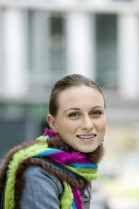 西方人,脸,头,脸颊,一个人,站,笑,微笑,露齿笑,竖图,室外,特写,白天,侧面,欧洲,欧洲人,仅一个年轻女性,仅一个女性,仅一个人,服装,朦胧,模糊,装饰,扭头,注视,休闲装,衣服,围巾,观察,看,站着,转头,休闲,温暖,休闲服,服饰,围脖,观看,保暖,华丽,点缀,察看,御寒,关注,衬托,美观,雅致,雅观,年轻女性,女人,女性,白种人,头部,脸部,脸蛋,面部,站立,半身,彩图