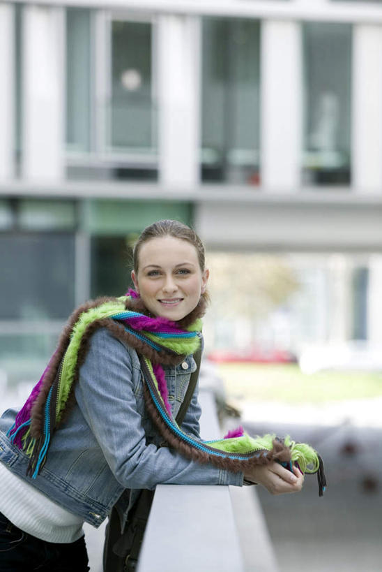 西方人,一个人,站,笑,微笑,露齿笑,竖图,室外,白天,侧面,欧洲,欧洲人,仅一个年轻女性,仅一个女性,仅一个人,服装,朦胧,模糊,装饰,扭头,注视,休闲装,衣服,围巾,观察,看,站着,转头,休闲,温暖,休闲服,服饰,围脖,观看,保暖,华丽,点缀,察看,御寒,关注,衬托,美观,雅致,雅观,年轻女性,女人,女性,白种人,站立,半身,彩图