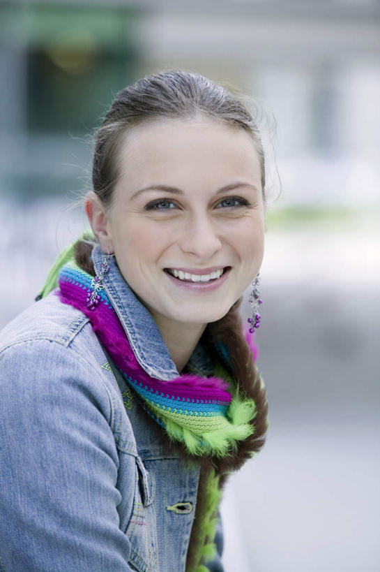 西方人,脸,头,脸颊,一个人,站,笑,微笑,露齿笑,竖图,室外,特写,白天,侧面,欧洲,欧洲人,仅一个年轻女性,仅一个女性,仅一个人,服装,朦胧,模糊,装饰,扭头,注视,休闲装,衣服,围巾,观察,看,站着,转头,休闲,温暖,休闲服,服饰,围脖,观看,保暖,华丽,点缀,察看,御寒,关注,衬托,美观,雅致,雅观,年轻女性,女人,女性,白种人,头部,脸部,脸蛋,面部,站立,半身,彩图