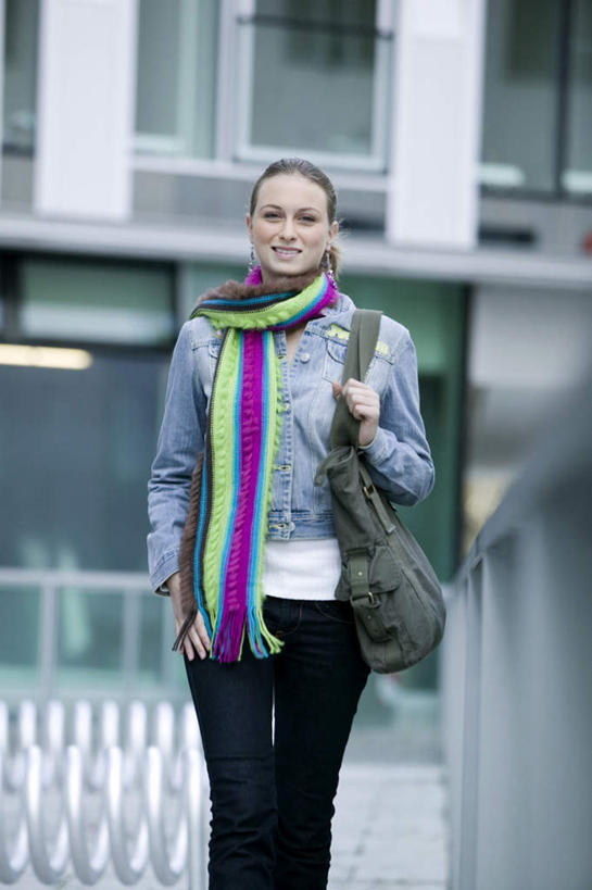 西方人,一个人,家,走,笑,微笑,竖图,室外,白天,正面,欧洲,欧洲人,仅一个年轻女性,仅一个女性,仅一个人,握,服装,装饰,包,皮包,房屋,屋子,公寓,拿,拿着,注视,休闲装,洋房,楼房,住宅,衣服,围巾,观察,看,休闲,温暖,休闲服,握着,服饰,围脖,观看,保暖,华丽,单肩包,点缀,察看,御寒,关注,衬托,美观,雅致,雅观,年轻女性,女人,女性,白种人,步行,散步,走路,半身,彩图,房子