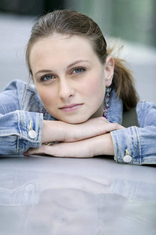 西方人,脸,头,脸颊,一个人,笑,微笑,竖图,室外,特写,白天,正面,欧洲,欧洲人,仅一个年轻女性,仅一个女性,仅一个人,服装,朦胧,模糊,注视,休闲装,装饰品,衣服,耳环,饰品,首饰,观察,看,趴着,休闲,休闲服,服饰,观看,察看,关注,耳饰,年轻女性,女人,女性,白种人,头部,脸部,脸蛋,面部,趴,半身,彩图