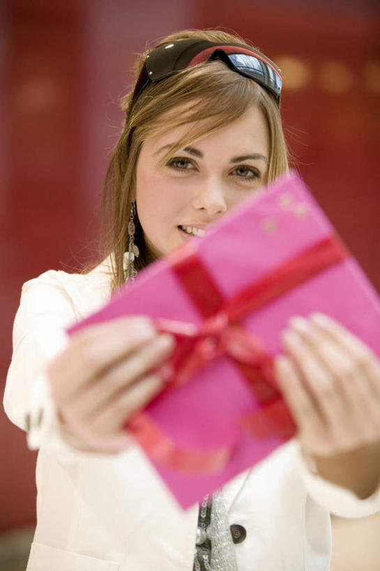 西方人,一个人,站,竖图,室外,白天,正面,礼盒,礼物,欧洲,欧洲人,仅一个年轻女性,仅一个女性,仅一个人,握,服装,朦胧,模糊,装饰,墨镜,丝绸,丝带,眼镜,纸盒,缎带,拿,拿着,注视,休闲装,绸带,盒子,衣服,包装盒,太阳镜,太阳眼镜,礼品盒,观察,看,站着,休闲,休闲服,遮阳镜,握着,服饰,礼品,观看,华丽,修饰,点缀,察看,关注,衬托,美观,雅致,雅观,年轻女性,女人,女性,白种人,站立,半身,彩图