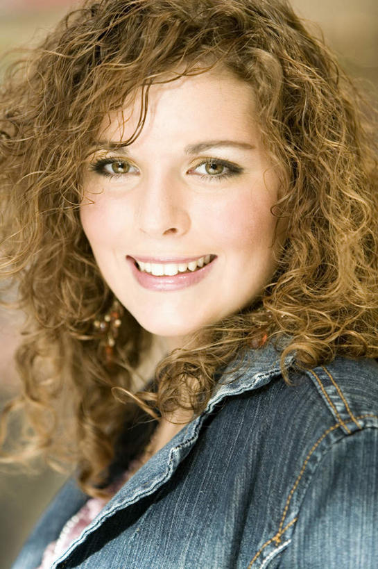 西方人,脸,头,脸颊,头发,一个人,笑,微笑,露齿笑,竖图,室外,特写,白天,正面,欧洲,欧洲人,仅一个年轻女性,仅一个女性,仅一个人,服装,朦胧,模糊,注视,休闲装,衣服,黄色,观察,看,休闲,休闲服,服饰,观看,察看,关注,年轻女性,女人,女性,白种人,头部,长发,卷发,脸部,脸蛋,面部,半身,彩图