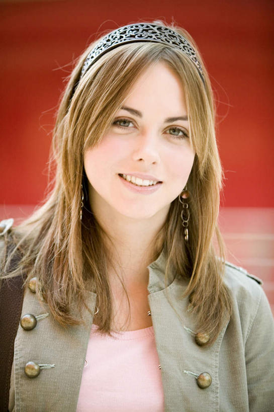 西方人,脸,头,脸颊,一个人,站,笑,微笑,露齿笑,竖图,室外,特写,白天,正面,欧洲,欧洲人,仅一个年轻女性,仅一个女性,仅一个人,服装,朦胧,模糊,装饰,注视,休闲装,衣服,发箍,发饰,饰品,观察,看,站着,休闲,休闲服,服饰,头箍,观看,察看,关注,发卡,配饰,年轻女性,女人,女性,白种人,头部,脸部,脸蛋,面部,站立,半身,彩图