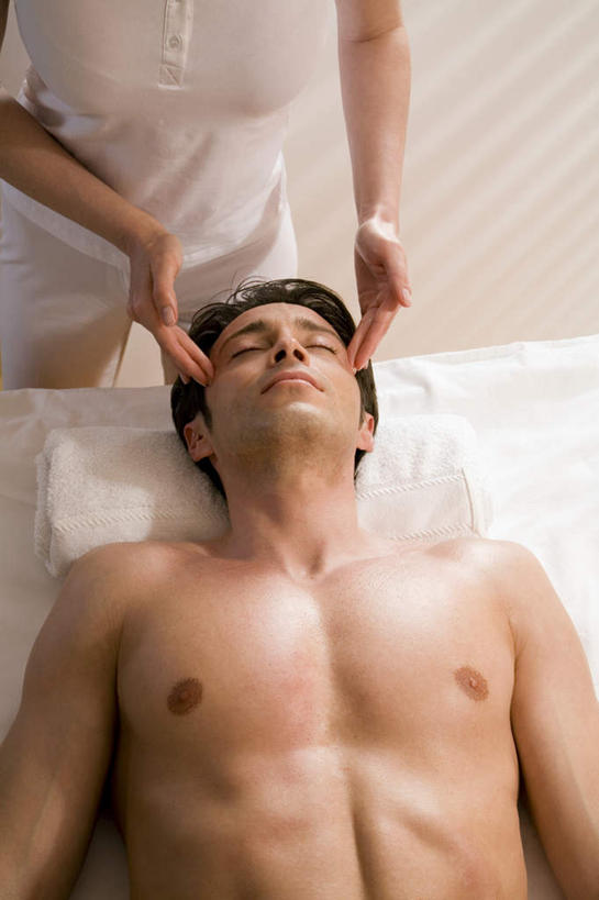 西方人,肌肉,健壮,两个人,按摩师,站,躺,闭眼,竖图,俯视,室内,白天,按摩,床,欧洲,欧洲人,纺织物,床单,注视,被子,裸露,毛巾,观察,看,清洁,站着,享受,健康,活力,力量,保健,单人床,观看,青春,保暖,察看,被单,强壮,关注,裸,透气,指压,防水,储水,耐磨,吸水,卧着,男人,男性,年轻男性,年轻女性,女人,女性,白种人,技师,闭眼睛,闭着眼,闭着眼睛,躺着,卧,站立,半身,彩图,高角度拍摄,推拿