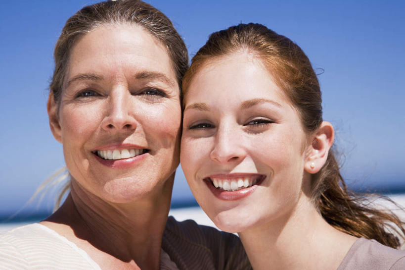 西方人,脸,头,脸颊,两个人,家庭,母亲,女儿,抱,笑,微笑,露齿笑,横图,室外,特写,白天,正面,锻炼,旅游,度假,运动,海浪,海洋,沙滩,欧洲,欧洲人,阴影,服装,光线,沙子,影子,海岸,浪花,水平线,辽阔,海平线,沙地,注视,休闲装,娱乐,衣服,蓝色,蓝天,天空,阳光,海水,天,观察,看,享受,休闲,广阔,温暖,温馨,母女,一家人,休闲服,放松,母爱,服饰,晴朗,抱着,观看,一望无际,和睦,察看,搂着,关注,室外运动,户外运动,海景,万里无云,无边无际,一马平川,年轻女性,女人,女性,中年女性,白种人,头部,脸部,脸蛋,面部,大海,风浪,海,海水的波动,海滩,近岸浪,涌浪,晴空,晴空万里,怀抱,搂,搂抱,相抱,拥抱,半身,彩图,健身,融洽,水天相接,水天一线