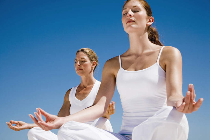 西方人,两个人,家庭,母亲,女儿,坐,闭眼,盘腿,横图,室外,白天,仰视,运动服,锻炼,旅游,度假,瑜伽,运动,欧洲,欧洲人,阴影,服装,光线,影子,娱乐,衣服,蓝色,蓝天,天空,阳光,天,享受,休闲,温暖,温馨,母女,一家人,放松,母爱,养生,服饰,晴朗,和睦,衣着,穿着,室外运动,户外运动,万里无云,体育,年轻女性,女人,女性,中年女性,白种人,晴空,晴空万里,闭眼睛,闭着眼,闭着眼睛,盘腿而坐,盘膝,盘着腿的,盘着腿坐,双腿交叉,坐着,半身,彩图,低角度拍摄,健身,融洽,运动装