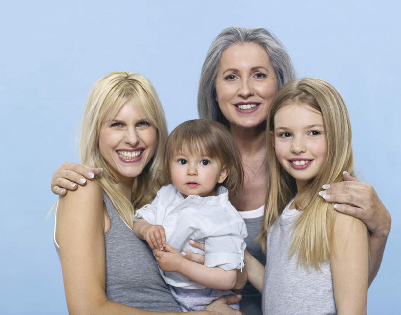 西方人,儿童,老年人,四个人,母亲,女儿,祖母,三代同堂,站,抱,笑,微笑,露齿笑,横图,室内,白天,正面,纯洁,欧洲,欧洲人,蓝色背景,服装,注视,休闲装,祖孙三代,小孩,衣服,观察,看,站着,休闲,温暖,温馨,母女,休闲服,可爱,母爱,童年,童趣,搭,摄影,服饰,影棚,奶奶,抱着,观看,祖孙,和睦,察看,搂着,搭着,关注,童真,烂漫,无邪,外婆,外孙女,外祖母,天真,老年女性,年轻女性,女孩,女人,女性,白种人,孩子,年轻人,全家福,孙女,怀抱,搂,搂抱,相抱,拥抱,站立,半身,彩图,影棚拍摄,拍摄,融洽,女生,多代同堂,妈妈