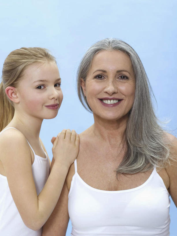 西方人,儿童,老年人,两个人,家庭,祖母,站,笑,微笑,露齿笑,竖图,室内,白天,正面,纯洁,吊带,欧洲,欧洲人,蓝色背景,服装,注视,吊带衫,小孩,衣服,观察,看,站着,温暖,温馨,一家人,可爱,童年,童趣,搭,摄影,服饰,影棚,奶奶,观看,祖孙,和睦,察看,衣着,穿着,搭着,关注,童真,烂漫,无邪,外婆,外孙女,外祖母,衣饰,天真,老年女性,女孩,女人,女性,白种人,孩子,孙女,站立,半身,彩图,影棚拍摄,拍摄,融洽,女生