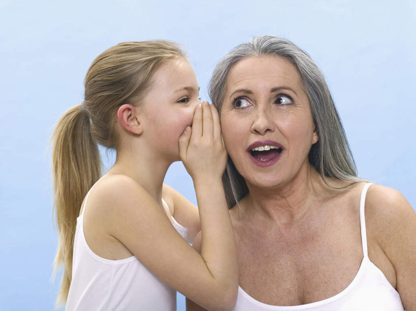 西方人,儿童,老年人,两个人,家庭,祖母,站,笑,说,微笑,露齿笑,竖图,室内,白天,正面,讨论,纯洁,吊带,欧洲,欧洲人,蓝色背景,服装,注视,吊带衫,小孩,衣服,观察,看,站着,温暖,温馨,一家人,可爱,童年,童趣,摄影,服饰,影棚,奶奶,观看,祖孙,和睦,察看,衣着,穿着,关注,私语,密语,耳语,童真,烂漫,无邪,外婆,外孙女,外祖母,衣饰,交流,天真,老年女性,女孩,女人,女性,白种人,孩子,孙女,沟通,讲话,交谈,商讨,说话,谈话,站立,半身,彩图,影棚拍摄,拍摄,融洽,女生