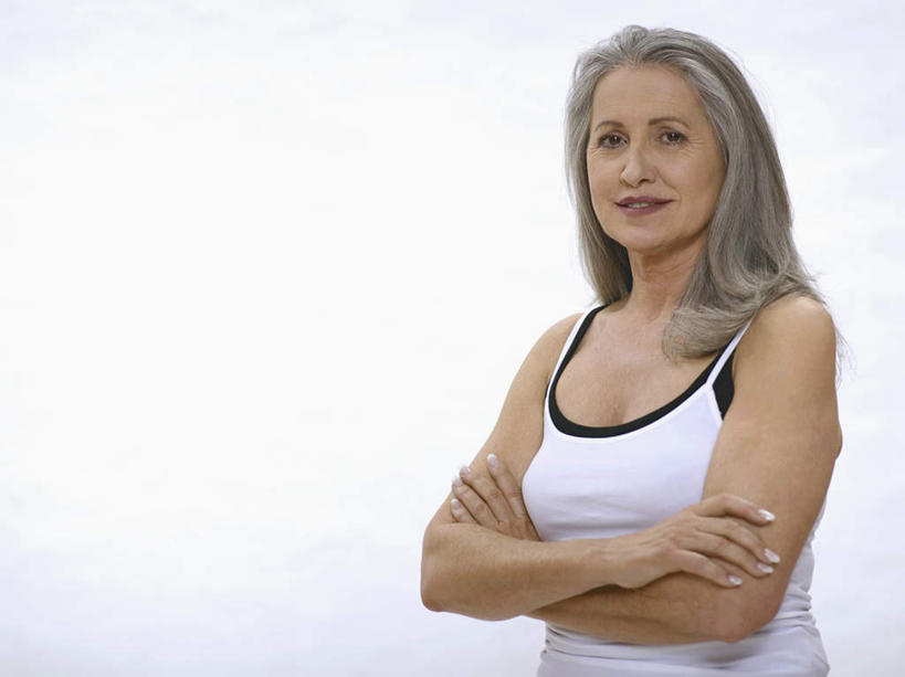 西方人,脸,头,脸颊,脖子,一个人,站,笑,双手交叉,微笑,竖图,室内,白天,白色背景,正面,吊带,欧洲,欧洲人,仅一个女性,仅一个人,服装,注视,吊带衫,肩膀,衣服,观察,看,站着,摄影,服饰,仅一个老年女性,影棚,观看,察看,双手抱胸,衣着,穿着,关注,衣饰,老年女性,女人,女性,白种人,头部,脖,颈,颈部,脸部,脸蛋,面部,站立,半身,彩图,影棚拍摄,拍摄