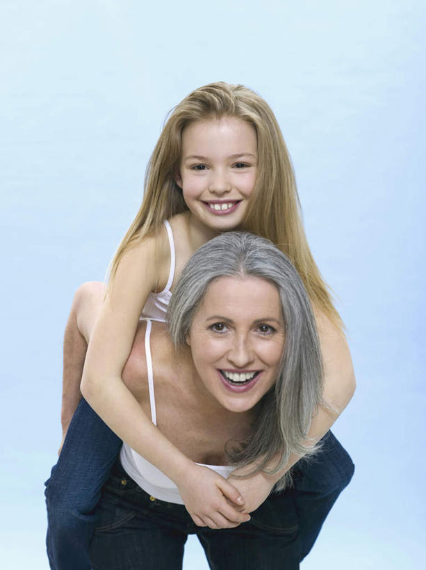 西方人,儿童,老年人,背,两个人,家庭,祖母,站,笑,微笑,露齿笑,竖图,室内,白天,正面,纯洁,吊带,欧洲,欧洲人,弯腰,蓝色背景,服装,注视,吊带衫,小孩,衣服,背着,观察,看,站着,温暖,温馨,一家人,可爱,童年,童趣,摄影,服饰,影棚,奶奶,观看,祖孙,和睦,察看,衣着,穿着,关注,童真,烂漫,无邪,外婆,外孙女,外祖母,弯身,背负,衣饰,天真,老年女性,女孩,女人,女性,白种人,孩子,孙女,站立,半身,彩图,影棚拍摄,拍摄,融洽,女生