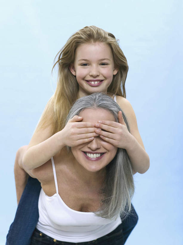 西方人,儿童,老年人,背,两个人,家庭,祖母,站,笑,微笑,露齿笑,竖图,室内,白天,正面,纯洁,吊带,欧洲,欧洲人,弯腰,蓝色背景,服装,注视,吊带衫,小孩,衣服,背着,观察,看,站着,温暖,温馨,一家人,可爱,童年,童趣,遮,遮掩,摄影,服饰,影棚,奶奶,观看,祖孙,和睦,察看,掩盖,遮挡,衣着,穿着,关注,童真,烂漫,无邪,遮盖,外婆,外孙女,外祖母,弯身,掩饰,背负,衣饰,天真,老年女性,女孩,女人,女性,白种人,孩子,孙女,站立,半身,彩图,影棚拍摄,拍摄,融洽,女生