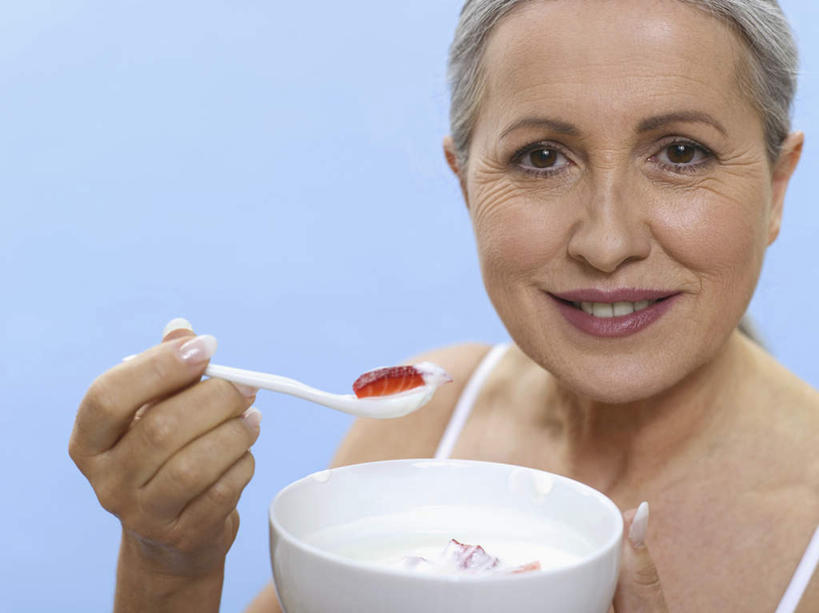 西方人,脸,头,脸颊,脖子,手,一个人,站,笑,微笑,露齿笑,横图,室内,特写,白天,正面,早餐,草莓,浆果,水果,吊带,欧洲,欧洲人,仅一个女性,仅一个人,握,蓝色背景,服装,新鲜,勺子,陶瓷,谷物,生食,食品,果实,陶瓷制品,拿,拿着,注视,吊带衫,美食,饮食,肩膀,食物,一个,衣服,容器,调羹,汤匙,碗,观察,看,站着,手部,握着,保健,摄影,服饰,仅一个老年女性,有机食品,绿色食品,影棚,单个,观看,储藏,单手,麦片,察看,衣着,储存,穿着,关注,燕麦片,衣饰,老年女性,女人,女性,白种人,头部,脖,颈,颈部,脸部,脸蛋,面部,洋莓,水果皇后,红莓,地莓,站立,半身,彩图,影棚拍摄,拍摄,贮存