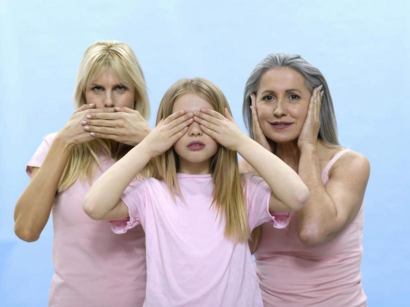 西方人,儿童,老年人,三个人,母亲,女儿,祖母,三代同堂,站,横图,室内,白天,正面,纯洁,欧洲,欧洲人,蓝色背景,服装,注视,休闲装,祖孙三代,小孩,衣服,观察,看,站着,休闲,温暖,温馨,母女,休闲服,可爱,母爱,童年,童趣,遮,遮掩,摄影,服饰,影棚,奶奶,观看,祖孙,和睦,察看,掩盖,遮挡,关注,童真,烂漫,无邪,遮盖,外婆,外孙女,外祖母,掩饰,天真,老年女性,年轻女性,女孩,女人,女性,白种人,孩子,年轻人,全家福,孙女,站立,半身,彩图,影棚拍摄,拍摄,融洽,女生,多代同堂,妈妈