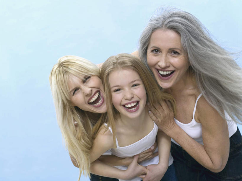 西方人,儿童,老年人,三个人,母亲,女儿,祖母,三代同堂,站,抱,笑,微笑,露齿笑,横图,室内,白天,正面,纯洁,吊带,欧洲,欧洲人,弯腰,蓝色背景,服装,注视,吊带衫,祖孙三代,小孩,衣服,观察,看,站着,温暖,温馨,母女,可爱,母爱,童年,童趣,摄影,服饰,影棚,奶奶,抱着,观看,祖孙,和睦,察看,搂着,衣着,穿着,关注,童真,烂漫,无邪,外婆,外孙女,外祖母,弯身,衣饰,天真,老年女性,年轻女性,女孩,女人,女性,白种人,孩子,年轻人,全家福,孙女,怀抱,搂,搂抱,相抱,拥抱,站立,半身,彩图,影棚拍摄,拍摄,融洽,女生,多代同堂,妈妈