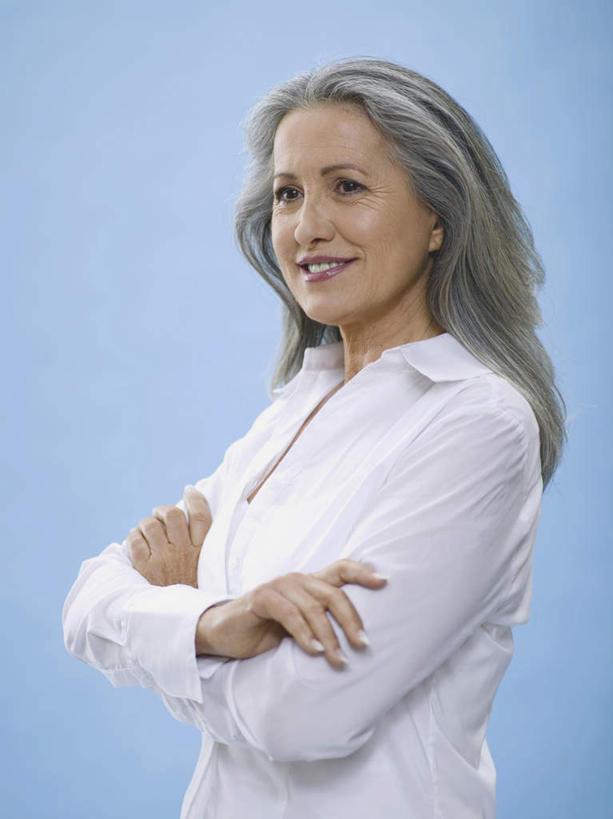 西方人,一个人,站,笑,双手交叉,微笑,露齿笑,竖图,室内,白天,侧面,欧洲,欧洲人,仅一个女性,仅一个人,蓝色背景,服装,注视,休闲装,衣服,观察,看,站着,休闲,休闲服,摄影,服饰,仅一个老年女性,影棚,观看,察看,双手抱胸,关注,老年女性,女人,女性,白种人,站立,半身,彩图,影棚拍摄,拍摄