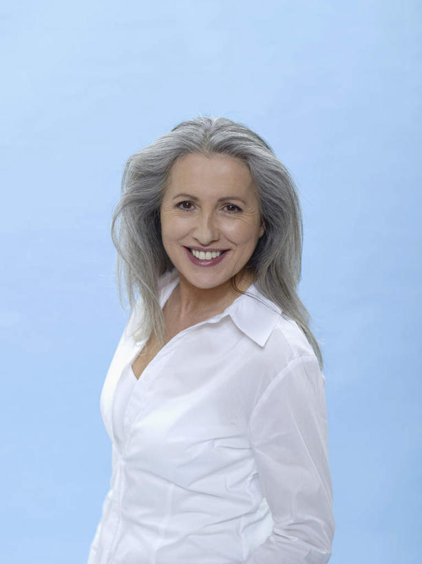 西方人,一个人,站,笑,微笑,露齿笑,竖图,室内,白天,正面,欧洲,欧洲人,仅一个女性,仅一个人,蓝色背景,注视,观察,看,站着,摄影,仅一个老年女性,影棚,观看,察看,关注,老年女性,女人,女性,白种人,站立,半身,彩图,影棚拍摄,拍摄